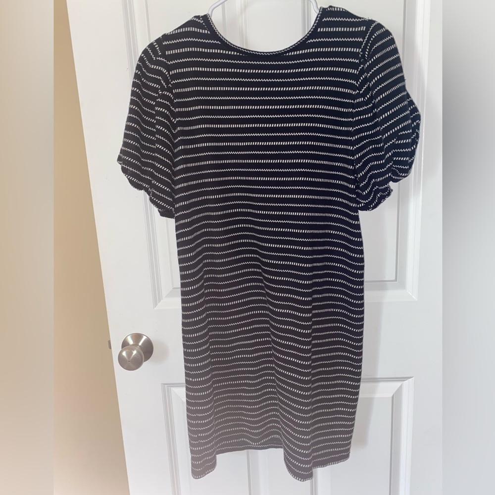 LOFT Beach dress black and white zigzag stripe puff sleeves and lace-up V-back